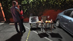 FOTO: Makan Malam Romantis ala 'New Normal' di Parkiran Mobil
