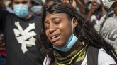 Protes Kematian George Floyd, Kantor CNN Dirusak Massa Colleen Harrison of Clayton County cries for action on the steps of the Georgia State Capitol building during a protest in Atlanta, Friday, May 29, 2020. Protesters gathered for George Floyd, who died after being restrained by Minneapolis police officers on Memorial Day. (Alyssa Pointer/Atlanta Journal-Constitution via AP)