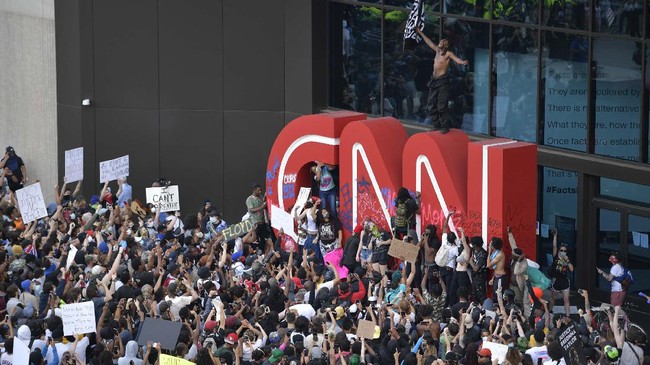 CNN memecat Chris Cuomo, pembawa acara senior karena diduga membantu saudaranya keluar dari jerat tuduhan pelecehan seksual.