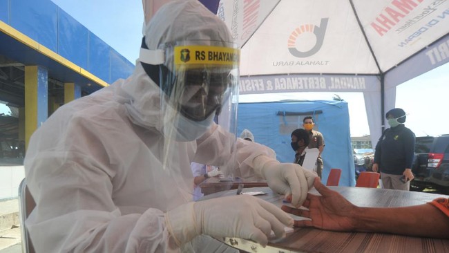 Tim kesehatan Polda Sumbar melakukan rapid test di pasar ikan pantai Purus, Padang, Sumatera Barat, Kamis (28/5/2020). Polda Sumbar menggelar rapid test terhadap nelayan dan pedagang ikan di kawasan tersebut untuk mencegah penyebaran COVID-19. ANTARA FOTO/Iggoy el Fitra/nz