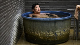 Warga Jepang Kembali Datangi Tempat Pemandian Umum