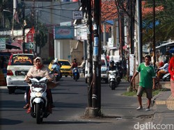 Deretan Tiang Makan Jalan di Ciputat Belum Digeser, Ini Kata Pemkot Tangsel