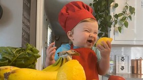 Aksi Chef Kobe, Bayi Satu Tahun yang 'Jago Masak'
