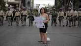 Gelombang Protes Kematian George Floyd di AS A woman protesting the death of George Floyd stands in front of a line of police along Las Vegas Boulevard, Friday, May 29, 2020, in Las Vegas. Floyd died on Memorial Day while in the custody of the Minneapolis police. (AP Photo/John Locher)