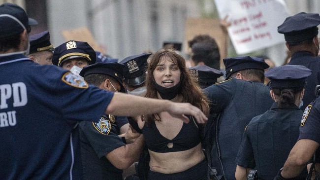 A demonstrator is arrested Friday, May 29, 2020, in New York, while protesting against the the death of George Floyd, a black man who was in police custody in Minneapolis. Floyd died after being restrained by Minneapolis police officers on Memorial Day. (AP Photo/Mary Altaffer)