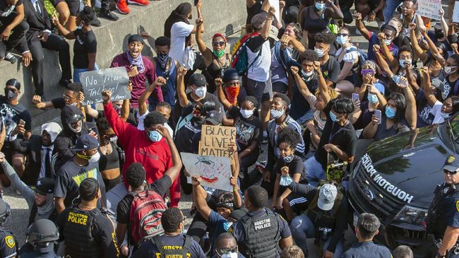 Protesters stop and chant 