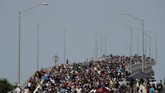 SpaceX Luncurkan Astronot Nasa ke Luar Angkasa Spectators walk from their vantage point on a bridge in Titusville, Fla. after watching SpaceX Falcon 9 lift off with NASA astronauts Doug Hurley and Bob Behnken in the Dragon crew capsule, Saturday, May 30, 2020 from the Kennedy Space Center at Cape Canaveral, Fla. The two astronauts are on the SpaceX test flight to the International Space Station. For the first time in nearly a decade, astronauts blasted towards orbit aboard an American rocket from American soil, a first for a private company. (AP Photo/Charlie Riedel)