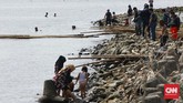Destinasi Wisata Alternatif di Utara Jakarta Warga menghabiskan libur pasca lebaran dengan berwisata di Pantai Marunda, Jakarta Utara, Minggu (31/5/2020). Pantai Marunda menjadi lokasi wisata alternatif penganti Pantai Ancol yang ditutup sejak 14 Maret 2020 lalu dan diperpanjang menyusul pemberlakuan PSBB di DKI Jakarta akibat pandemi Covid-19. CNN Indonesia/Andry Novelino