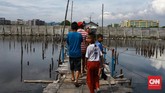 Destinasi Wisata Alternatif di Utara Jakarta Warga menghabiskan libur pasca lebaran dengan berwisata di Pantai Marunda, Jakarta Utara, Minggu (31/5/2020). Pantai Marunda menjadi lokasi wisata alternatif penganti Pantai Ancol yang ditutup sejak 14 Maret 2020 lalu dan diperpanjang menyusul pemberlakuan PSBB di DKI Jakarta akibat pandemi Covid-19. CNN Indonesia/Andry Novelino