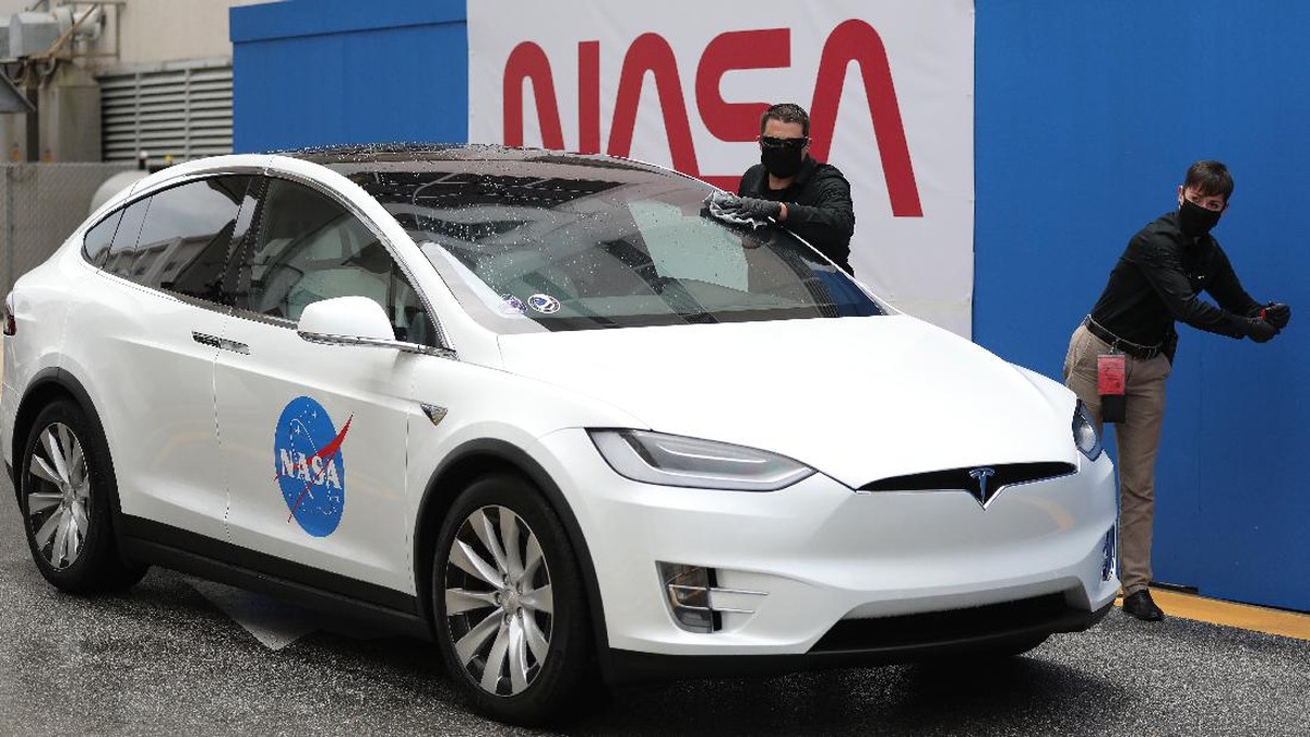 FOTO: Mobil Listrik Tesla Terlibat Peluncuran SpaceX