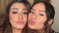 <p>Reza juga terlihat seperti sahabat dekatnya si sulung Zahwa. (Foto: Instagram @zahwamassaid)</p>
