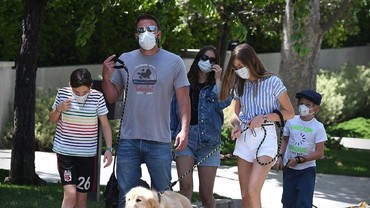 img-title Tak Hanya Tinggal Bareng, Ana de Armas Segera Dilamar Ben Affleck