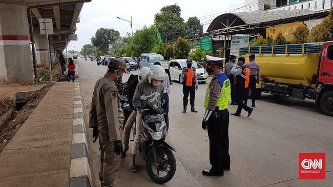 Kakorlantas Istiono mengungkapkan aparat akan berjaga 24 jam untuk memastikan tidak ada warga yang lolos dari pos penyekatan saat larangan mudik berlaku.