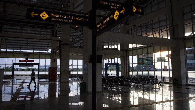 Petugas berjalan di ruang tunggu keberangkatan bus Antar Kota Antar Provinsi (AKAP) di Terminal Terpadu Pulo Gebang, Jakarta Timur, Sabtu (30/5/2020). Pada hari ini Terminal Terpadu Pulo Gebang tidak memberangkatkan dan menerima kedatangan penumpang yang salah satunya disebabkan oleh sulitnya memiliki Surat Izin Keluar Masuk (SIKM) untuk awak bus atau penumpang. ANTARA FOTO/Dhemas Reviyanto/wsj.