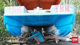 Destinasi Wisata Alternatif di Utara Jakarta Warga menghabiskan libur pasca lebaran dengan berwisata di Pantai Marunda, Jakarta Utara, Minggu (31/5/2020). Pantai Marunda menjadi lokasi wisata alternatif penganti Pantai Ancol yang ditutup sejak 14 Maret 2020 lalu dan diperpanjang menyusul pemberlakuan PSBB di DKI Jakarta akibat pandemi Covid-19. CNN Indonesia/Andry Novelino