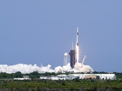 Momen Bersejarah Peluncuran Roket SpaceX di Florida