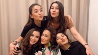 <p>Momen ulang tahun ke-45 Reza saat bersama putri dan kerabatnya nih, Bunda pasti tahu kan Reza Artamevia yang mana? he-he-he. (Foto: Instagram @aaliyah.massaid)</p>
