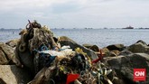 Destinasi Wisata Alternatif di Utara Jakarta Warga menghabiskan libur pasca lebaran dengan berwisata di Pantai Marunda, Jakarta Utara, Minggu (31/5/2020). Pantai Marunda menjadi lokasi wisata alternatif penganti Pantai Ancol yang ditutup sejak 14 Maret 2020 lalu dan diperpanjang menyusul pemberlakuan PSBB di DKI Jakarta akibat pandemi Covid-19. CNN Indonesia/Andry Novelino