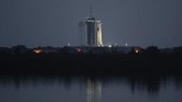SpaceX Luncurkan Astronot Nasa ke Luar Angkasa In this image provided by NASA, a SpaceX Falcon 9 rocket, with the company's Dragon crew capsule onboard, is illuminated on the launch pad at Launch Complex 39A as preparations continue for NASA's SpaceX Demo-2 mission, Saturday, May 30, 2020, at the Kennedy Space Center in Cape Canaveral, Fla. Despite more storms in the forecast, SpaceX pressed ahead Saturday in its historic attempt to launch astronauts for NASA, a first by a private company. (Joel Kowsky/NASA via AP)