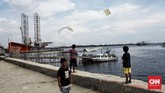 Destinasi Wisata Alternatif di Utara Jakarta Warga menghabiskan libur pasca lebaran dengan berwisata di Pantai Marunda, Jakarta Utara, Minggu (31/5/2020). Pantai Marunda menjadi lokasi wisata alternatif penganti Pantai Ancol yang ditutup sejak 14 Maret 2020 lalu dan diperpanjang menyusul pemberlakuan PSBB di DKI Jakarta akibat pandemi Covid-19. CNN Indonesia/Andry Novelino