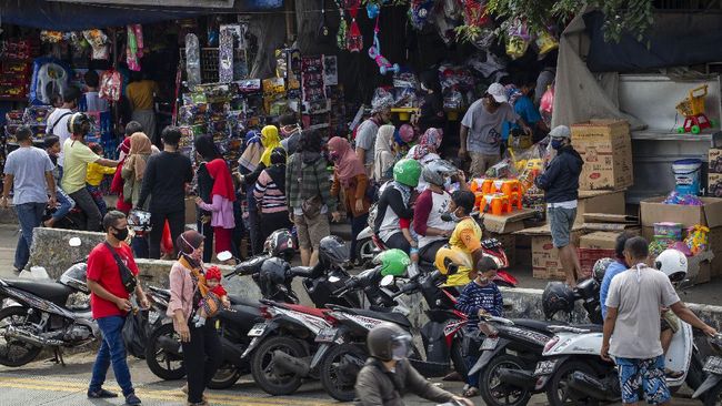 PASAR GEMBRONG DIPADATI WARGA Warga memilih mainan tanpa menjaga jarak di Pasar Gembrong, Jatinegara, Jakarta Timur, Minggu (31/5/2020). Meski penerapan masa Pembatasan Sosial Berskala Besar (PSBB) di DKI Jakarta masih berlaku namun pasar yang khusus menjual pernak-pernik mainan anak ini kembali dipadati warga. ANTARA FOTO/Dhemas Reviyanto/foc.