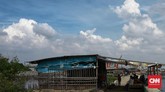 Destinasi Wisata Alternatif di Utara Jakarta Warga menghabiskan libur pasca lebaran dengan berwisata di Pantai Marunda, Jakarta Utara, Minggu (31/5/2020). Pantai Marunda menjadi lokasi wisata alternatif penganti Pantai Ancol yang ditutup sejak 14 Maret 2020 lalu dan diperpanjang menyusul pemberlakuan PSBB di DKI Jakarta akibat pandemi Covid-19. CNN Indonesia/Andry Novelino