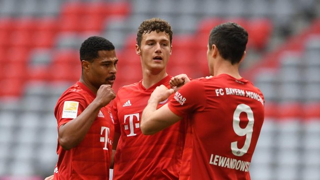 (L-R) Bayern Munich's German midfielder Serge Gnabry, Bayern Munich's French defender Benjamin Pavard and Bayern Munich's Polish forward Robert Lewandowski celebrate the 1-0 during the German first division Bundesliga football match FC Bayern Munich v Fortuna Duesseldorf on May 30, 2020 in Munich, southern Germany. (Photo by Christof STACHE / various sources / AFP) / DFL REGULATIONS PROHIBIT ANY USE OF PHOTOGRAPHS AS IMAGE SEQUENCES AND/OR QUASI-VIDEO