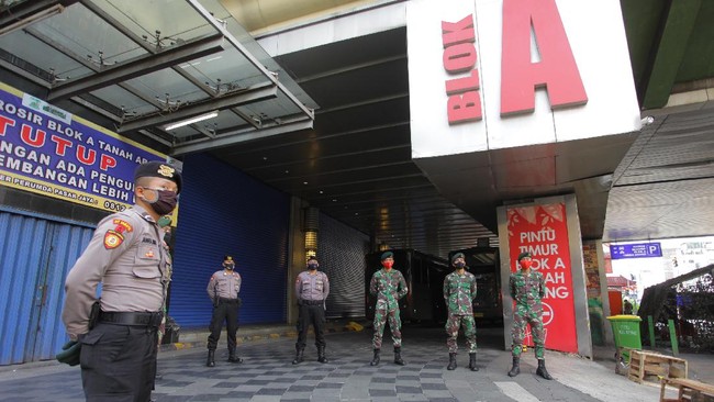 TNI dan Polri kerja bareng mengamankan pusat-pusat perniagaan di saat muncul ancaman sweeping produk-produk Prancis.