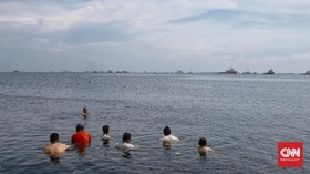 FOTO: Pantai Marunda, Pelipur Lara Tutupnya Pantai Ancol