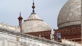 Bagian Bangunan Taj Mahal Rusak karena Badai