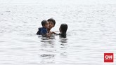 Destinasi Wisata Alternatif di Utara Jakarta Warga menghabiskan libur pasca lebaran dengan berwisata di Pantai Marunda, Jakarta Utara, Minggu (31/5/2020). Pantai Marunda menjadi lokasi wisata alternatif penganti Pantai Ancol yang ditutup sejak 14 Maret 2020 lalu dan diperpanjang menyusul pemberlakuan PSBB di DKI Jakarta akibat pandemi Covid-19. CNN Indonesia/Andry Novelino