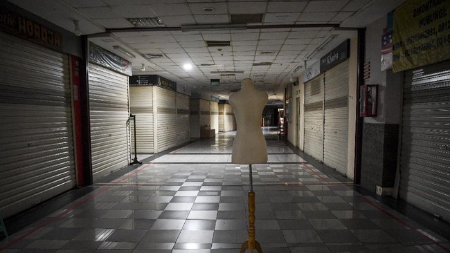 Suasana pertokoan yang tutup di pusat perbelanjaan Thamrin City, Jakarta, Sabtu (30/5/2020). Kementerian Perdagangan akan membuka kembali aktivitas perdagangan seperti pasar rakyat, toko swalayan, pusat perbelanjaan serta tempat hiburan mulai bulan Juni 2020 secara bertahap di masa normal baru dengan penerapan protokol kesehatan yang ketat. ANTARA FOTO/Hafidz Mubarak A/wsj.