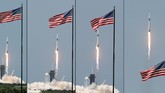 SpaceX Luncurkan Astronot Nasa ke Luar Angkasa (COMBO) This combination of pictures created on May 30, 2020 shows
A SpaceX Falcon 9 rocket carrying the Crew Dragon spacecraft lifts off from launch complex 39A at the Kennedy Space Center in Florida on May 30, 2020. - NASA astronauts Hurley and Bob Behnken are set to depart for an extended stay at the International Space Station on the SpaceX Demo-2 mission. (Photos by Gregg Newton / AFP)
