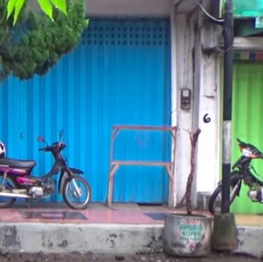 Viral, Pasangan Mabuk Cinta Tak Tahu Malu Ciuman di Pinggir Jalan