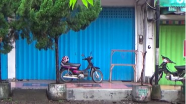 img-title Viral, Pasangan Mabuk Cinta Tak Tahu Malu Ciuman di Pinggir Jalan