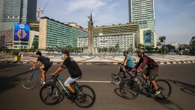 Warga berolahraga di kawasan Bundaran HI, Jakarta, Minggu (31/5/2020). Warga tetap berolahraga meski car free day (CFD) ditiadakan di tengah pandemi COVID-19. ANTARA FOTO/Rivan Awal Lingga/foc.