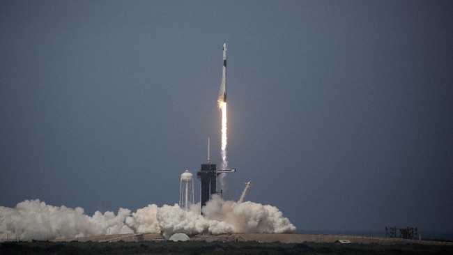 CAPE CANAVERAL, FLORIDA - MAY 30: The SpaceX Falcon 9 rocket launches into space with NASA astronauts Bob Behnken (R) and Doug Hurley aboard the rocket from the Kennedy Space Center on May 30, 2020 in Cape Canaveral, Florida. The inaugural flight is the first manned mission since the end of the Space Shuttle program in 2011 to be launched into space from the United States.   Saul Martinez/Getty Images/AFP