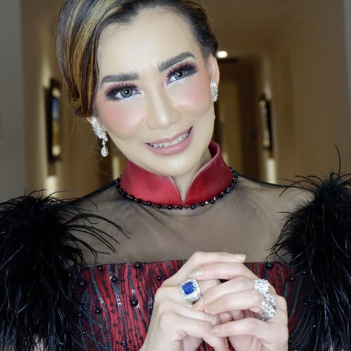 <p>Di usianya yang hampir mendekati kepala lima tersebut, Ia masih terlihat muda dan cantik. (Foto: Instagram @rezaartameviaofficial)</p>
