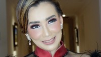 <p>Di usianya yang hampir mendekati kepala lima tersebut, Ia masih terlihat muda dan cantik. (Foto: Instagram @rezaartameviaofficial)</p>