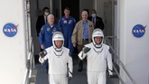 SpaceX Luncurkan Astronot Nasa ke Luar Angkasa NASA astronauts Douglas Hurley, left, and Robert Behnken walk out of the Neil A. Armstrong Operations and Checkout Building on their way to Pad 39-A, at the Kennedy Space Center in Cape Canaveral, Fla., Saturday, May 30, 2020. The two astronauts will fly on a SpaceX test flight to the International Space Station. For the first time in nearly a decade, astronauts will blast into orbit aboard an American rocket from American soil, a first for a private company. (AP Photo/John Raoux)
