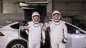 FOTO: Mobil Listrik Tesla Terlibat Peluncuran SpaceX