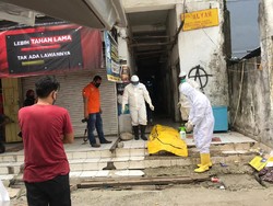 Warga Makassar Ditemukan Tewas di Pinggir Pasar, Dievakuasi Petugas Ber-APD