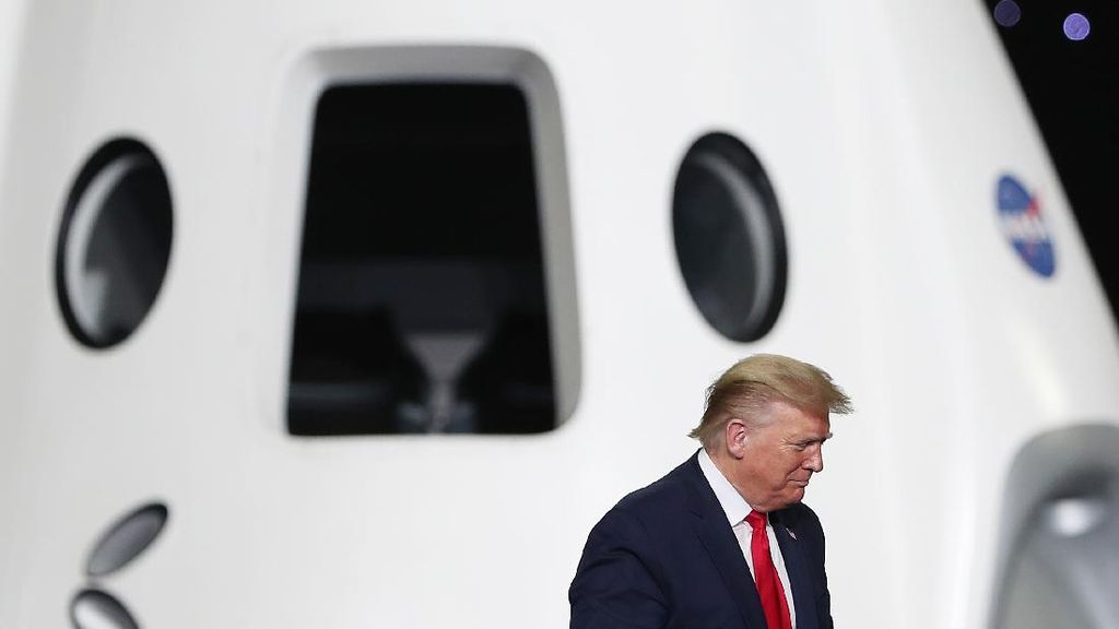 Saingan dengan China, Trump Ambisi Kirim Astronot ke Bulan di 2028