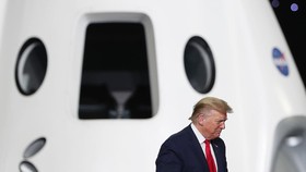 Saingan dengan China, Trump Ambisi Kirim Astronot ke Bulan di 2028