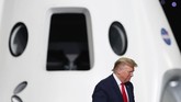 SpaceX Luncurkan Astronot Nasa ke Luar Angkasa CAPE CANAVERAL, FLORIDA - MAY 30: U.S. President Donald Trump is introduced to speak after viewing the successful launch of the SpaceX Falcon 9 rocket with the manned Crew Dragon spacecraft at the Kennedy Space Center on May 30, 2020 in Cape Canaveral, Florida. Earlier in the day NASA astronauts Bob Behnken and Doug Hurley lifted off an inaugural flight and will be the first people since the end of the Space Shuttle program in 2011 to be launched into space from the United States. Joe Raedle/Getty Images/AFP