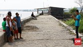 Destinasi Wisata Alternatif di Utara Jakarta Warga menghabiskan libur pasca lebaran dengan berwisata di Pantai Marunda, Jakarta Utara, Minggu (31/5/2020). Pantai Marunda menjadi lokasi wisata alternatif penganti Pantai Ancol yang ditutup sejak 14 Maret 2020 lalu dan diperpanjang menyusul pemberlakuan PSBB di DKI Jakarta akibat pandemi Covid-19. CNN Indonesia/Andry Novelino
