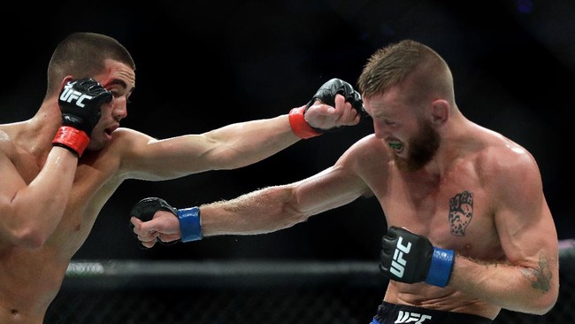 KANSAS CITY, MO - APRIL 15: Tim Elliott (blue trunks) battles Louis Smolka (white trunks) during thier Flyweight bout on UFC Fight Night at the Sprint Center on April 15, 2017 in Kansas City, Missouri.   Jamie Squire/Getty Images/AFP