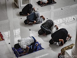 Hukum Salat Jamaah Safnya Tak Rapat Karena Pandemi Menurut MUI DKI