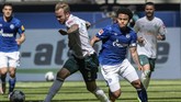 Pemain Bundesliga Dukung George Floyd Schalke's Weston McKennie wears an armband reading