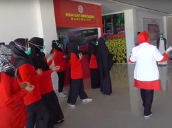 Pasien Sembuh Corona di Polman Dilepas dengan Lantunan Lagu Para Perawat